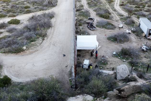 Jacumba Hot Springs, Eindrücke aus dem Grenzgebiet zwischen den USA und Mexiko MB JACUMBA HOT SPRINGS, CALIFORNIA - JANUARY 30: Aerial view of Mexican workers setting up a tent for processing asylum seekers along the US-Mexico border fence on January 30, 2024 in Jacumba Hot Springs, California.  Copyright: xVCGx 111477494712