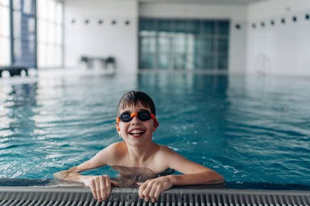 Creative Highlights Symbolbilder Boy learning to swim in a pool in daylight Prague, Prague, Czechia CR_UJEL24011738-1326937-01 ,model released, Symbolfoto