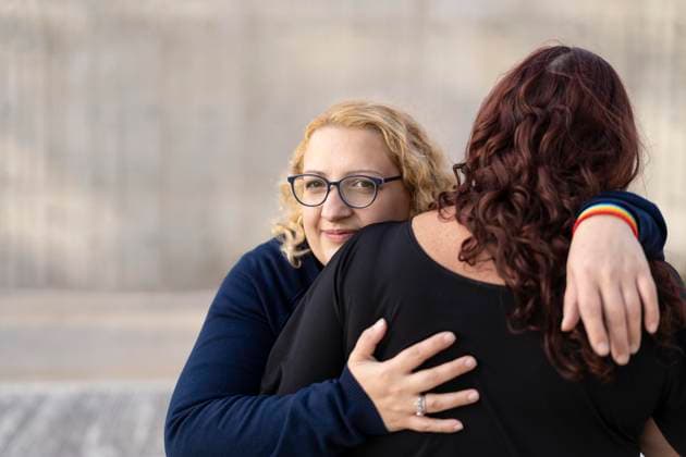 Creative Highlights Symbolbilder Zwei Frauen umarmen sich im Park mit ernster Miene *** Two Women hug itself at Park with Ernster Face Copyright: imageBROKER/MarianoxGaspar ibxmog10065945.jpg ,model released, Symbolfoto ,property released