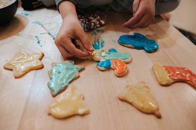 Creative Highlights Symbolbilder Little boy puts sprinkles on frosted cookies, sweet joy Billings, Montana, United States R_BAEK240115-1296863-01 ,model released, Symbolfoto