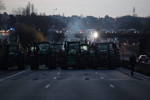News Themen der Woche KW05 News Bilder des Tages MANIFESTATION DES AGRICULTEURS PHOTOPQR LE PARISIEN Le Parisien Arnaud Journois ; CHILLY MAZARIN ; 31 01 2024 ; AUTOROUTE A6 , 31 01 2024 , BARRAGE D AGRICULTEURS EN COLERE PHOTO LE PARISIEN ARNAUD JOURNOIS French farmers’ protest continue France Jan 31, 2024 CHILLY MAZARIN France  Copyright: xPHOTOPQR LExPARISIEN MAXPPPxLexParisienx xArnaudxJournoisx 20240131LPA6108 20240131LPA6108