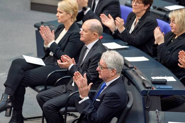 Der Bundestag in Berlin erinnert am Mittwoch (31.01.2024) mit einer Gedenkstunde an die Opfer der Verbrechen der Nationalsozialisten. (Foto v.l.: Manuela Schwesig (SPD); Bundeskanzler Olaf Scholz (SPD); Sportjournalist Marcel Reif )Die Gedenkstunde des Bundestages findet traditionell rund um den Jahrestag der Befreiung des Vernichtungslagers Auschwitz am 27. Januar statt. (Siehe epd-Meldung vom 31.01.2024) EDITORIAL USE ONLY