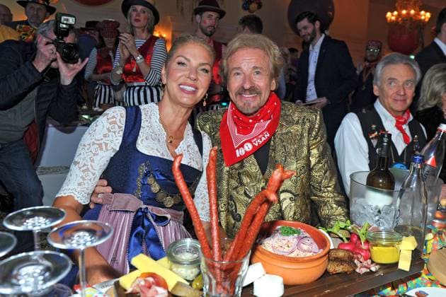 Entertainment Bilder der Woche KW05 Entertainment Bilder des Tages Verleihung der goldenen Narrenschelle. Thomas Gottschalk und Karina Mross anläßlich der Verleihung der goldenen Narrenschelle am 31.01.2024 im Hotel Colosseo im Europapark Rust. 20240131MWI118081 *** Presentation of the golden jesters bell Thomas Gottschalk and Karina Mross on the occasion of the presentation of the golden jesters bell on 31 01 2024 at the Hotel Colosseo in Europapark Rust 20240131MWI118081