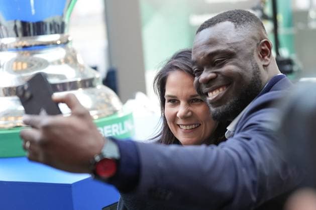 Entertainment Bilder der Woche KW05 Entertainment Bilder des Tages EM - Kick-Off im Auswaertigen Amt Gerald Asamoah macht ein Selfie mit Aussenministerin Annalena Baerbock beim EM-Kick-Off des Auswaertigen Amt zur Entsendung der Fussballbotschafterinnen und Fussballbotschafter, Berlin, 01.02.2024 Berlin Berlin Deutschland *** EM Kick Off at the Federal Foreign Office Gerald Asamoah takes a selfie with Foreign Minister Annalena Baerbock at the EM Kick Off of the Federal Foreign Office to send the football ambassadors, Berlin, 01 02 2024 Berlin Berlin Germany