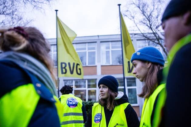 News Themen der Woche KW05 Klimaaktivistin Luisa Neubauer beim Warnstreik der Gewerkschaft ver.di im öffentlichen Personennahverkehr am 02. Februar 2024 in Berlin. Betroffen in der Stadt sind die Berliner Verkehrsbetriebe BVG. BVG Streik in Berlin *** Climate activist Luisa Neubauer at the ver di trade union warning strike in local public transport in Berlin on February 2, 2024 The Berlin transport companies affected in the city are BVG BVG strike in Berlin