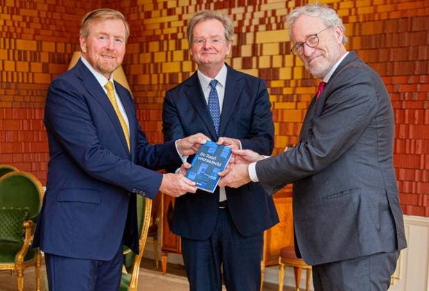 Entertainment Bilder der Woche KW05 Entertainment Bilder des Tages 02-02-2024 HtB King Willem-Alexander received the book The Council Demystified. A small vade mecum from the Council of State received from authors Thom de Graaf and Bart Jan van Ettekoven at Huis ten Bosch palace in The Hague. PPE rpe de Wit  Copyright: xPPEx