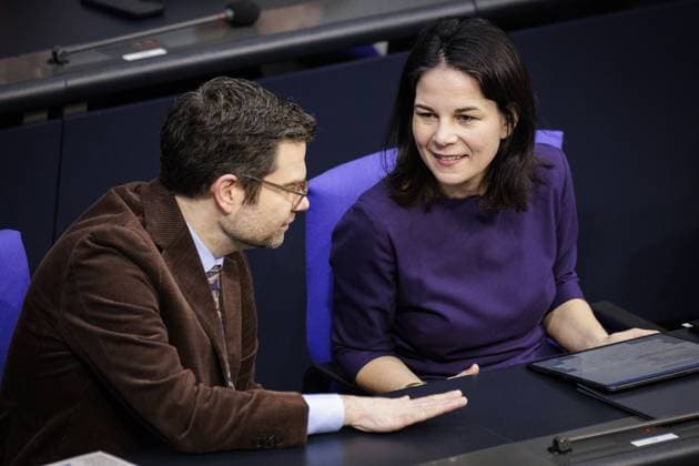 News Themen der Woche KW05 News Bilder des Tages (L-R) Marco Buschmann, Bundesminister der Justiz, und Annalena Baerbock, Bundesaussenministerin, aufgenommen Rahmen der 152. Sitzung des Deutschen Bundestages. Berlin, 02.02.2024. Berlin Deutschland *** L R Marco Buschmann, Federal Minister of Justice, and Annalena Baerbock, Federal Minister for Foreign Affairs, recorded during the 152nd session of the German Bundestag Berlin, 02 02 2024 Berlin Germany Copyright: xJaninexSchmitzx