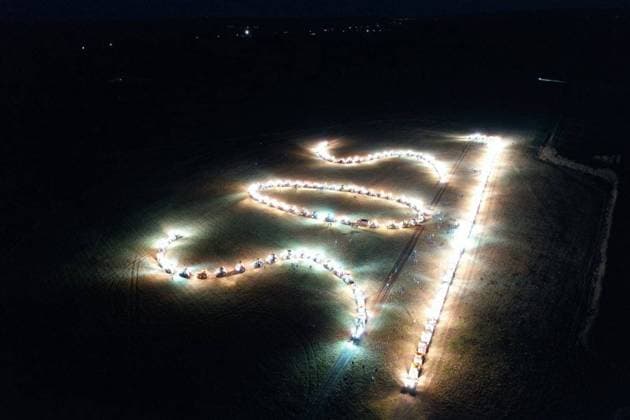 Bilder des Jahres 2024, News 02 Februar News Themen der Woche KW05 News Bilder des Tages Colère des agriculteurs : entre 150 et 200 tracteurs forment un SOS à l aérodrome de Maconge PHOTOPQR LE BIEN PUBLIC MARIE MORLOT Ce jeudi soir, les agriculteurs de Côte-d Or mènent une action à l aérodrome de Pouilly-Maconge, près de Pouilly-en-Auxois. Entre 150 et 200 tracteurs forment un SOS visible depuis le ciel. French farmers’ protest continue Between 150 and 200 tractors form an SOS visible from the sky. France feb 2, 2024 France  Copyright: xPHOTOPQR LExBIENxPUBLIC MAXPPPxMARIExMORLOTx 20240202BPU1239 20240202BPU1240