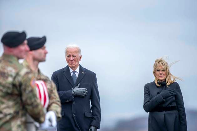 Bilder des Jahres 2024, News 02 Februar News Themen der Woche KW05 News Bilder des Tages President Joe Biden and First Lady Jill Biden look on as A U.S. Army carry team carries the transfer case containing the remains of Army Sgt. Breonna Moffett during a dignified transfer at Dover Air Force Base in Dover, Delaware on Friday, February 2, 2024. Moffett was one of three American soldiers killed in Jordan this week in a drone strike attributed to Iranian-backed militant groups.  DEL20240202313 BONNIExCASH