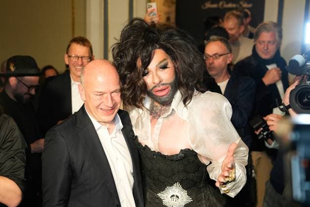 Entertainment Bilder des Tages Harald Glööckler ludt zum Auftakt der Berlin Fashion Week zur Pompöös Iconic Couture Show ins Ermelerhaus in Berlin ein. Stardesigner Harald Glööckler ludt zum Auftakt der Berlin Fashion Week zur Pompöös Iconic Couture Show ins Ermelerhaus in Berlin ein. Regierender Bürgermeister von Berlin Kai Wegner war Gast. Berlin Berlin GER