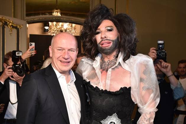 Harald Gloeoeckler mit Berlins Buergermeister Kai Wegner bei seiner Gloeoeckler Iconic Couture 30 Jahre Jubilaeums Fashionshow am 2.02.2024 in Berlin Harald Gloeoecklers 30jaehriges Fashion-Show Event in Berlin