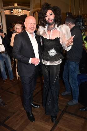 Harald Gloeoeckler mit Berlins Buergermeister Kai Wegner bei seiner Gloeoeckler Iconic Couture 30 Jahre Jubilaeums Fashionshow am 2.02.2024 in Berlin Harald Gloeoecklers 30jaehriges Fashion-Show Event in Berlin