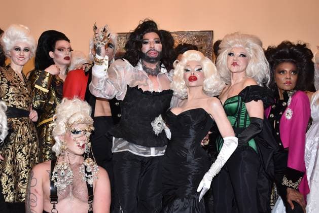Harald Gloeoeckler mit Amanda Lepore und Models bei seiner Gloeoeckler Iconic Couture 30 Jahre Jubilaeums Fashionshow am 2.02.2024 in Berlin Harald Gloeoecklers 30jaehriges Fashion-Show Event in Berlin