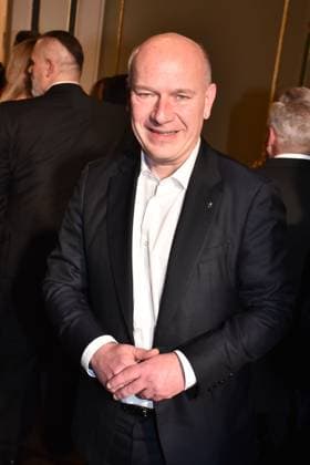 Kai Wegner, Berlins Buergermeister bei der Gloeoeckler Iconic Couture 30 Jahre Jubilaeums Fashionshow am 2.02.2024 in Berlin Harald Gloeoecklers 30jaehriges Fashion-Show Event in Berlin
