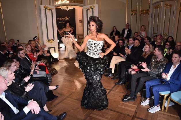 Modesl auf dem Laufsteg bei der Gloeoeckler Iconic Couture 30 Jahre Jubilaeums Fashionshow am 2.02.2024 in Berlin Harald Gloeoecklers 30jaehriges Fashion-Show Event in Berlin