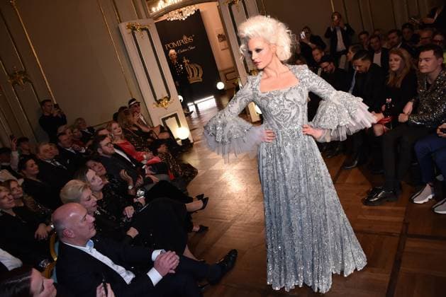Model auf dem Laufsteg bei der Gloeoeckler Iconic Couture 30 Jahre Jubilaeums Fashionshow am 2.02.2024 in Berlin Harald Gloeoecklers 30jaehriges Fashion-Show Event in Berlin