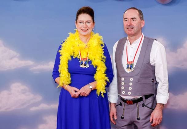 Veitshoechheim, Mainfrankensaele, 02.02.2024, Fastnacht in Franken 2024 Bild: Staatsminister Hubert Aiwanger (Freie Waehler) und Christine Singer (links) *** Veitshoechheim, Mainfrankensaele, 02 02 2024, Fastnacht in Franken 2024 Picture Minister of State Hubert Aiwanger Freie Waehler and Christine Singer left Copyright: HMBxMedia xJulienxBecker