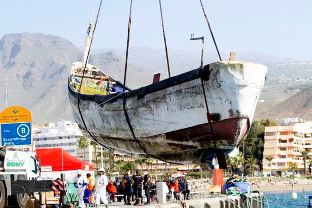 Bilder des Jahres 2024, News 02 Februar News Themen der Woche KW05 News Bilder des Tages Spain: 1000 immigrants a day arrives in Canary Islands Almost 1,000 immigrants arrived in Canary Islands. During the night 377 arrived at the port of Los Cristianos and in the morning another one with 41 men of Mauritania come with Salvamar and to El Hierro more than 400. Tenerife Spain Copyright: MercedesxMenendez
