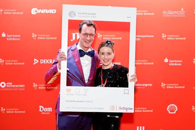 Entertainment Bilder des Tages Politiker Hendrik Wüst (CDU), Ministerpräsident des Landes Nordrhein-Westfalen, und seine Ehefrau Katharina posieren in ihrem Kostüm als Insta-Präsident und Fotografin bei der Aufzeichnung der 2. ARD Fernsehsitzung 2024 im Gürzenich. Köln, 02.02.2024 NRW Deutschland *** Politician Hendrik Wüst CDU , Minister President of North Rhine-Westphalia, and his wife Katharina pose in her costume as Insta President and photographer at the recording of the 2 ARD TV session 2024 in the Gürzenich Cologne, 02 02 2024 NRW Germany Copyright: xChristophxHardtx