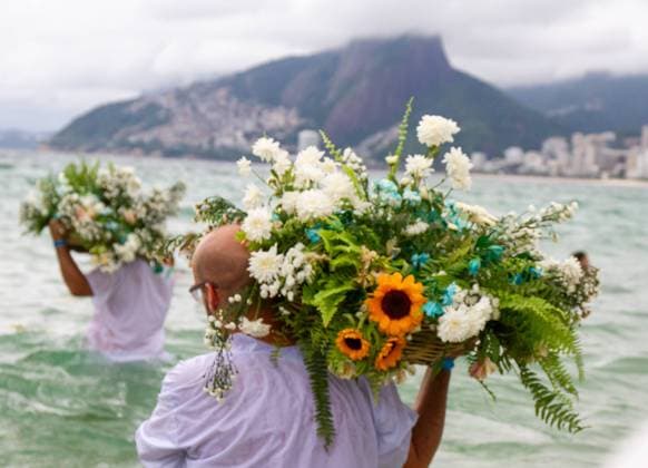 Bilder des Jahres 2024, News 02 Februar News Themen der Woche KW05 News Bilder des Tages Celebracao do dia de Iemanja na praia do Arpoador Rio de janeiro(RJ), 02 02 2024 -CORTEJO DE BAILOS ODOYA OFERENDAS IEMANJA PEDRA DO ARPOADOR - Grande celebracao das casa de matriz africanas de linha centenarias fizeram nessa tarde dessa sexta-feira(02),na praia do Arpoador, zona sul do rio de janeiro um cortejo com os balaios e oferendas para a comemoracao do dia de Iemanja. (Foto: Erica Martin Thenews2 imago images) Celebracao do dia de Iemanja na praia do Arpoador  Copyright: xEricaxMartinx