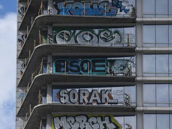 News Themen der Woche KW05 News Bilder des Tages Over 27 floors at each of 3 buildings have been tagged at the Oceanwide Plaza Friday Los Angeles CA USA. Feb 2, 2024. .The $1 billion mixed-use retail and luxury apartments project with three towering unfinished structures across from Crypto.com Arena, stalled in January 2019 after the Beijing-based developer lacked the funds to complete it.. So far two men from L.A., were arrested and were taken to LAPDÃ¢â‚¬â ¢s Central Area Station where they were issued citations for trespassing on private property and released. Los Angeles USA - ZUMAbl1_ 20240202_zaf_bl1_010 Copyright: xGenexBlevinsx