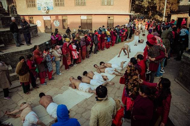 News Themen der Woche KW05 News Bilder des Tages February 3, 2024, Bhaktapur, Bagmati, Nepal: Nepalese Hindu devotees rolling procession around the Hanumante River during month long Madhav Narayan Festival or Swasthani Brata Katha festival at Hanumante River, Bhaktapur, Nepal. The festival is dedicated to God Madhav Narayan and Goddess Swasthani in which Hindu devotees recreate and recite folk tales about miraculous feats performed by them. Bhaktapur Nepal - ZUMAm204 20240203_zip_m204_003 Copyright: xAmitxMachamasix
