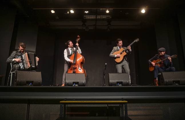 Entertainment Bilder der Woche KW05 Konzert des Bakanic Quartetts mit Diknu Schneeberger, im Kulturzentrum AlFa, im Rahmen der Salzkammergut Festwochen Gmunden 2024, am 02.02.2024. Das Bild zeigt v.l.n.r.: Harmonikaspieler Christian Bakanic, Kontrabassist Martin Henzle, Gitarrist Diknu Schneeberger, Gitarrist und Komponist Julian Wohlmuth 2023 - Konzert des Bakanic Quartetts mit Diknu Schneeberger, im Kulturzentrum AlFa, im Rahmen der Salzkammergut Festwochen Gmunden 2024, am 02.02.2024. *** Concert of the Bakanic Quartet with Diknu Schneeberger, at the cultural center AlFa, as part of the Salzkammergut Festwochen Gmunden 2024, on 02 02 2024 The picture shows from left to right harmonica player Christian Bakanic, double bass player Martin Henzle, guitarist Diknu Schneeberger