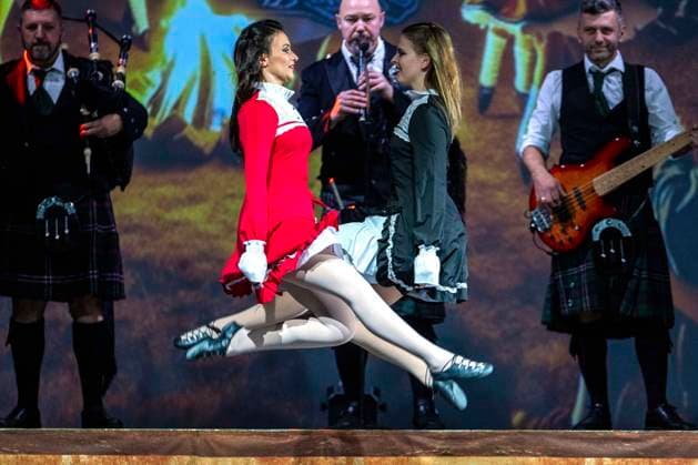 Entertainment Bilder der Woche KW05 Tanzshow Cornamusa - World of Pipe Rock and Irish Dance - Rückkehr in die Heimat live in der Messehalle. Erfurt, 02.02.2024 *** Dance show Cornamusa World of Pipe Rock and Irish Dance Return to the homeland live in the Messehalle Erfurt, 02 02 2024 Foto:xM.xKremerx xFuturexImagex cornamusa_4103