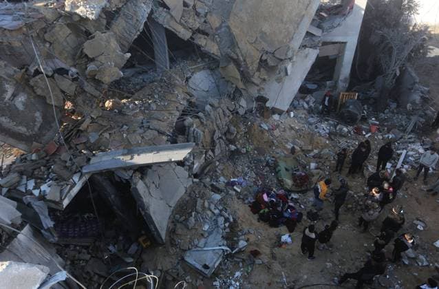 Bilder des Jahres 2024, News 02 Februar News Themen der Woche KW05 News Bilder des Tages (240203) -- RAFAH, Feb. 3, 2024 -- Palestinians inspect the debris of a building after Israeli airstrikes in the southern Gaza Strip city of Rafah, Feb. 3, 2024. In the early hours of Saturday, at least 24 Palestinians, including children and women, were killed as Israeli airstrikes and artillery bombardments struck houses in the Gazan cities of Deir al-Balah and Rafah, according to the official Palestinian news agency WAFA. (Photo by Xinhua) MIDEAST-GAZA-ISRAEL-STRIKE KhaledxOmar 