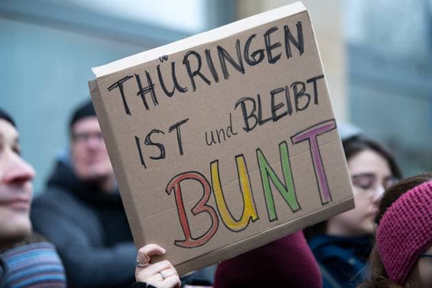 News Themen der Woche KW05 News Bilder des Tages Großdemo gegen Rechts AfD in der Innenstadt von Jena in Thüringen. Die Initiative Weltoffenes Thüringen, Verbände, Sportvereine und Parteien hatten zur Demo aufgerufen. Demoschild Thüringen ist und bleibt bunt Innenstadt Kirchplatz *** Large demonstration against the right-wing AfD in the city center of Jena in Thuringia The Initiative Weltoffenes Thüringen, associations, sports clubs and parties had called for the demonstration Demo sign Thuringia is and remains colorful Downtown Kirchplatz