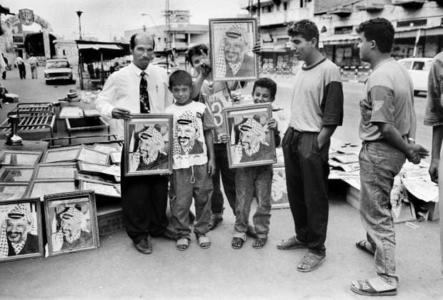 Palaestina, Gaza, 23.09.1993 Archiv.: 43-40-35 Stadtfotos Gaza Foto: Verkaufsstand mit Arafat-Foto Stadtfotos Gaza *** Palestine, Gaza, 23 09 1993 Archive 43 40 35 City photos Gaza Photo stall with Arafat Photo City photos Gaza