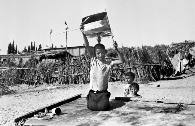 Palaestina, Gaza, 23.09.1993 Archiv.: 43-47-20 Stadtfotos Gaza Foto: Kinder mit Palästinenser-Fahne Stadtfotos Gaza *** Palestine, Gaza, 23 09 1993 Archive 43 47 20 City photos Gaza Photo Children with Palestinian flag City photos Gaza