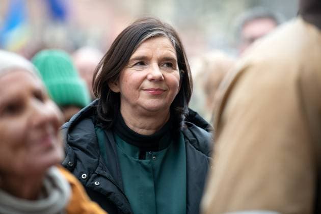 Großdemo gegen Rechts AfD in der Innenstadt von Jena in Thüringen. Die Initiative Weltoffenes Thüringen, Verbände, Sportvereine und Parteien hatten zur Demo aufgerufen. Katrin Göring-Eckardt (Die Grünen), Vizepräsidentin des Deutschen Bundestages, auf der Demo, Portrait Innenstadt Kirchplatz *** Large demonstration against the right-wing AfD in the city center of Jena in Thuringia The Initiative Weltoffenes Thüringen, associations, sports clubs and parties had called for the demonstration Katrin Göring Eckardt Die Grünen , Vice President of the German Bundestag, at the demonstration, portrait city center Kirchplatz