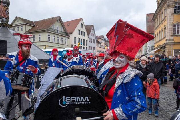 Entertainment Bilder des Tages Schwaebisch Gmuend Guggenfestival 2024 Schwaebisch Gmuend 39. Guggenmusikfestival Schwäbisch Gmuend, Ostalbkreis. 21 Bands aus dem DACH-Raum sowie eine aus Großbritannien traten gegeneinander mit der schrägen Karnevalsmusik an. Hier die englische Band Frumptarn Barnsley. Guggenmusik ist in England nicht weit verbreitet. Es gibt lediglich zwei Bands, die sich dieser Art der Musik widmen.