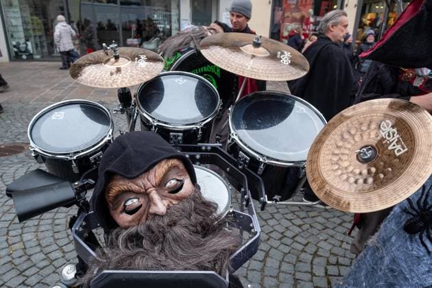 Schwaebisch Gmuend Guggenfestival 2024 Schwaebisch Gmuend 39. Guggenmusikfestival Schwäbisch Gmuend, Ostalbkreis. 21 Bands aus dem DACH-Raum sowie eine aus Großbritannien traten gegeneinander mit der schrägen Karnevalsmusik an. Details am Rande der Auftritte.