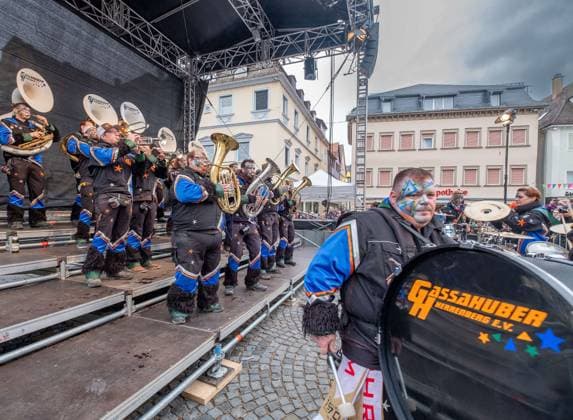Schwaebisch Gmuend Guggenfestival 2024 Schwaebisch Gmuend 39. Guggenmusikfestival Schwäbisch Gmuend, Ostalbkreis. 21 Bands aus dem DACH-Raum sowie eine aus Großbritannien traten gegeneinander mit der schrägen Karnevalsmusik an. Hier Gruppe Gassahuber Herrenberg.