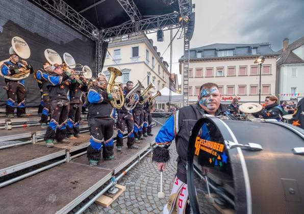 Schwaebisch Gmuend Guggenfestival 2024 Schwaebisch Gmuend 39. Guggenmusikfestival Schwäbisch Gmuend, Ostalbkreis. 21 Bands aus dem DACH-Raum sowie eine aus Großbritannien traten gegeneinander mit der schrägen Karnevalsmusik an. Hier Gruppe Gassahuber Herrenberg.