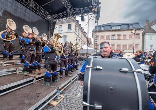 Schwaebisch Gmuend Guggenfestival 2024 Schwaebisch Gmuend 39. Guggenmusikfestival Schwäbisch Gmuend, Ostalbkreis. 21 Bands aus dem DACH-Raum sowie eine aus Großbritannien traten gegeneinander mit der schrägen Karnevalsmusik an. Hier Gruppe Gassahuber Herrenberg.