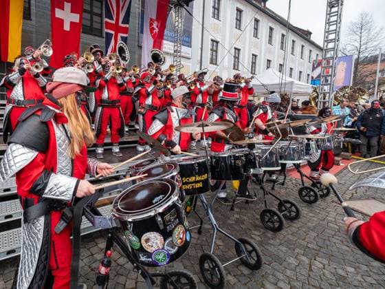 Schwaebisch Gmuend Guggenfestival 2024 Schwaebisch Gmuend 39. Guggenmusikfestival Schwäbisch Gmuend, Ostalbkreis. 21 Bands aus dem DACH-Raum sowie eine aus Großbritannien traten gegeneinander mit der schrägen Karnevalsmusik an. Hier die Staedtli Schraenzer aus Lichtensteig in der Schweiz