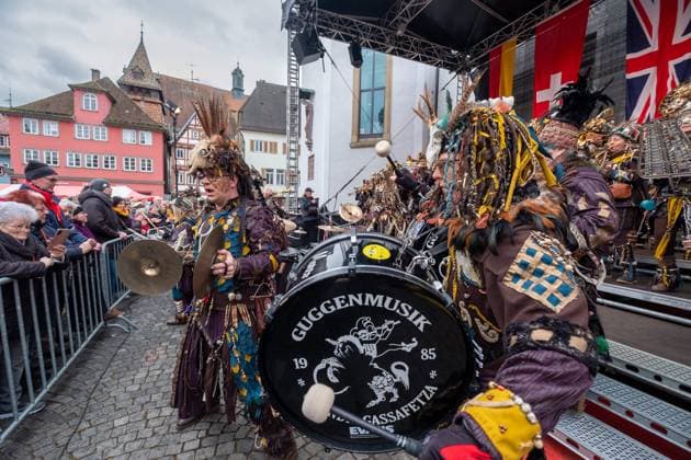 Schwaebisch Gmuend Guggenfestival 2024 Schwaebisch Gmuend 39. Guggenmusikfestival Schwäbisch Gmuend, Ostalbkreis. 21 Bands aus dem DACH-Raum sowie eine aus Großbritannien traten gegeneinander mit der schrägen Karnevalsmusik an. Hier die Gmendr Gassefetza aus Schwäbisch Gmuend.