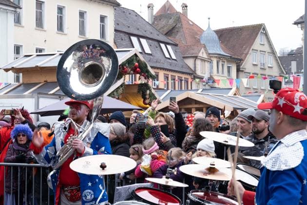 Schwaebisch Gmuend Guggenfestival 2024 Schwaebisch Gmuend 39. Guggenmusikfestival Schwäbisch Gmuend, Ostalbkreis. 21 Bands aus dem DACH-Raum sowie eine aus Großbritannien traten gegeneinander mit der schrägen Karnevalsmusik an. Hier die englische Band Frumptarn Barnsley. Guggenmusik ist in England nicht weit verbreitet. Es gibt lediglich zwei Bands, die sich dieser Art der Musik widmen.