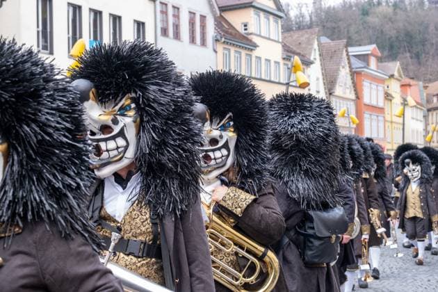 Schwaebisch Gmuend Guggenfestival 2024 Schwaebisch Gmuend 39. Guggenmusikfestival Schwäbisch Gmuend, Ostalbkreis. 21 Bands aus dem DACH-Raum sowie eine aus Großbritannien traten gegeneinander mit der schrägen Karnevalsmusik an. Hier Gruppe Faehrischiffli 1979 Basel aus der Schweiz