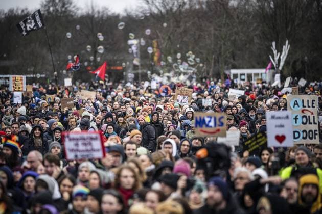 News Bilder des Tages 150.000 Menschen versammeln sich um den Bundestag in Berlin um eine menschliche Mauer gegen den Rechtsruck in der Gesellschaft zu ziehen. öÄÃ»Wir sind die BrandmaueröÄu riefen Demonstrierende aus unterschiedlichsten gesellschaftlichen Gruppen. Aufnahmen am 03.02.2024 in Berlin Berlin Deutschland *** 150,000 people gather around the Bundestag in Berlin to build a human wall against the shift to the right in society öÄÄ We are the firewallöÄu shouted demonstrators from a wide range of social groups recording on 03 02 2024 in Berlin Berlin Germany Copyright: xDominikxButzmannx