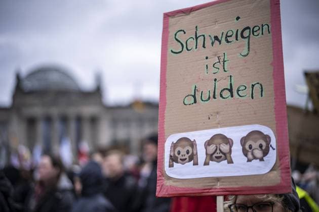 News Bilder des Tages 150.000 Menschen versammeln sich um den Bundestag in Berlin um eine menschliche Mauer gegen den Rechtsruck in der Gesellschaft zu ziehen. öÄÃ»Wir sind die BrandmaueröÄu riefen Demonstrierende aus unterschiedlichsten gesellschaftlichen Gruppen. Aufnahmen am 03.02.2024 in Berlin Berlin Deutschland *** 150,000 people gather around the Bundestag in Berlin to build a human wall against the shift to the right in society öÄÄ We are the firewallöÄu shouted demonstrators from a wide range of social groups recording on 03 02 2024 in Berlin Berlin Germany Copyright: xDominikxButzmannx