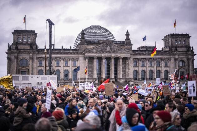 Bilder des Jahres 2024, News 02 Februar News Themen der Woche KW05 News Bilder des Tages 150.000 Menschen versammeln sich um den Bundestag in Berlin um eine menschliche Mauer gegen den Rechtsruck in der Gesellschaft zu ziehen. öÄÃ»Wir sind die BrandmaueröÄu riefen Demonstrierende aus unterschiedlichsten gesellschaftlichen Gruppen. Aufnahmen am 03.02.2024 in Berlin Berlin Deutschland *** 150,000 people gather around the Bundestag in Berlin to build a human wall against the shift to the right in society öÄÄ We are the firewallöÄu shouted demonstrators from a wide range of social groups recording on 03 02 2024 in Berlin Berlin Germany Copyright: xDominikxButzmannx