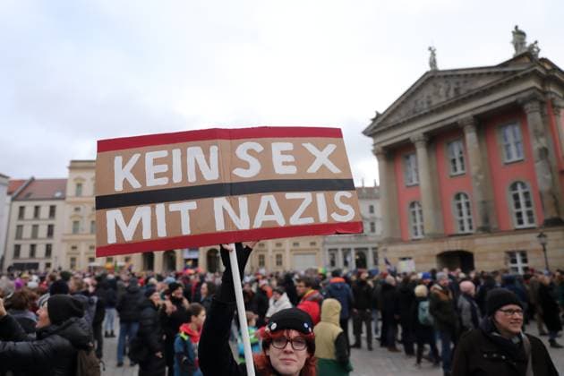 News Themen der Woche KW05 News Bilder des Tages Eine Demonstrantin mit Schild Kein Sex mit Nazis während einer Menschenkette gegen Rechtsextremismus um den Brandenburger Landtag in Potsdam, 3. Februar 2024. Menschenkette um Brandenburger Landtag *** A demonstrator with a sign No sex with Nazis during a human chain against right-wing extremism around the Brandenburg state parliament in Potsdam, February 3, 2024 Human chain around the Brandenburg state parliament