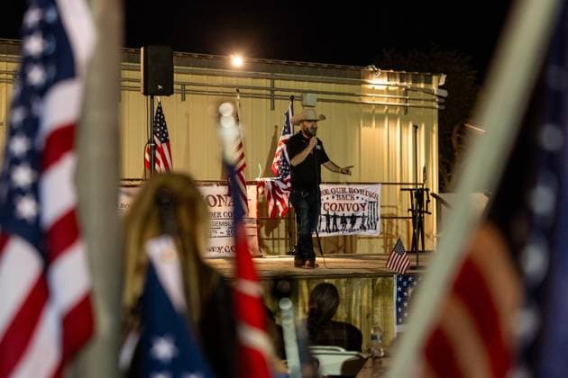 News Themen der Woche KW05 News Bilder des Tages YUMA, ARIZONA - FEBRUARY 03: People attend the Take Our Border Back convoy rally on February 3, 2024 in Yuma, Arizona.  Copyright: xVCGx 111478144319