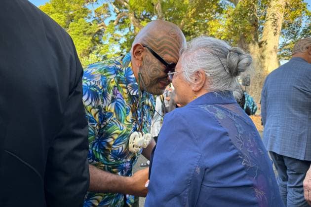 News Themen der Woche KW05 News Bilder des Tages NZ MAORI KING VISIT, Maori Party co-leader Rawiri Waititi, of the Kiingitanga s delegation, embraces a local Ngapuhi woman with the traditional Maori hongi greeting at New Zealand s Waitangi Treaty Grounds in New Zealand, Sunday, February 4, 2024. ( NO ARCHIVING, EDITORIAL USE ONLY, NO USE IN BOOKS WITHOUT CONSENT NEW ZEALAND  Copyright: xBENxMCKAYx 20240204001897533082