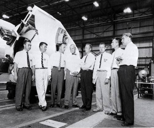 Von Braun Briefs Astronauts Dr. Wernher von Braun, Director of the U.S. Army Ballistic Missile Agency s (ABMA) Development Operations Division, is shown briefing the seven original Mercury astronauts in ABMA s Fabrication Laboratory. (Left to right) Guss Grissom, Walter Schirra, Alan Shepard, John Glenn, Scott Carpenter, Gordon Cooper, Donald Slayton, and Dr. von Braun. Credit: NASA via CNP Huntsville Alabama United States of America EDITORIAL USE ONLY Copyright: xx MSFC-75-SA-4105-2C MSFC-9611674 NASAx cnpphotos032424