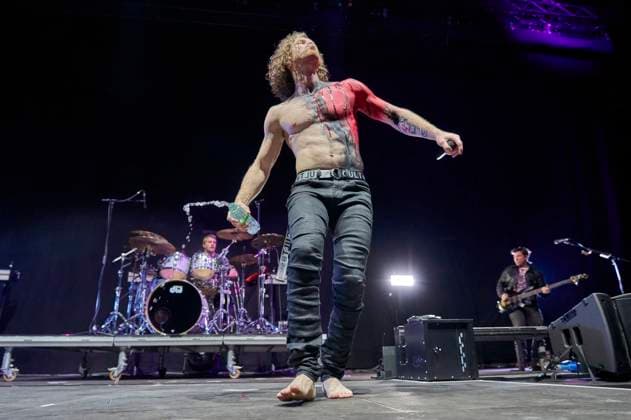 Entertainment Bilder der Woche KW05 Jonny Hawkins von Nothing More live in der ZAG Arena. Hannover, 03.02.2024 *** Jonny Hawkins from Nothing More live at the ZAG Arena Hannover, 03 02 2024 Foto:xU.xStammx xFuturexImagex nothing_4206